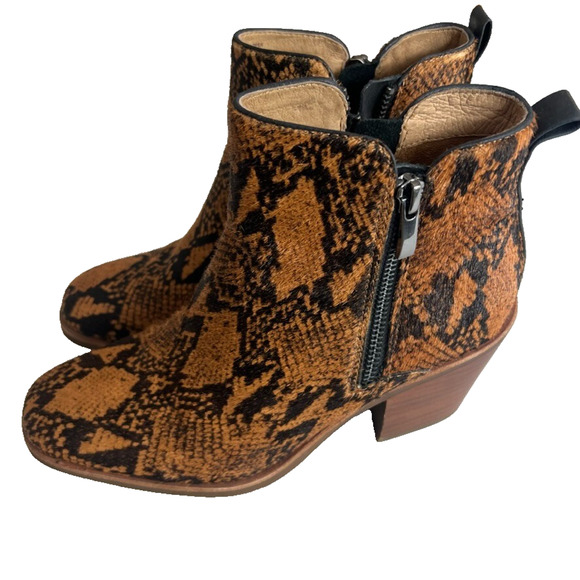Sofft Boots Women's 7.5 M Dyed Cow Hair Snake Print Calf Zip Up Ankle - Picture 1 of 16
